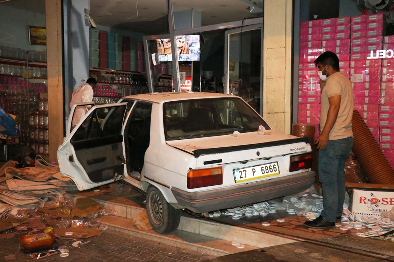 Otomobil AVM'ye girdi: Biri ağır 3 yaralı Otomobil AVM'ye girdi: Biri ağır 3 yaralı